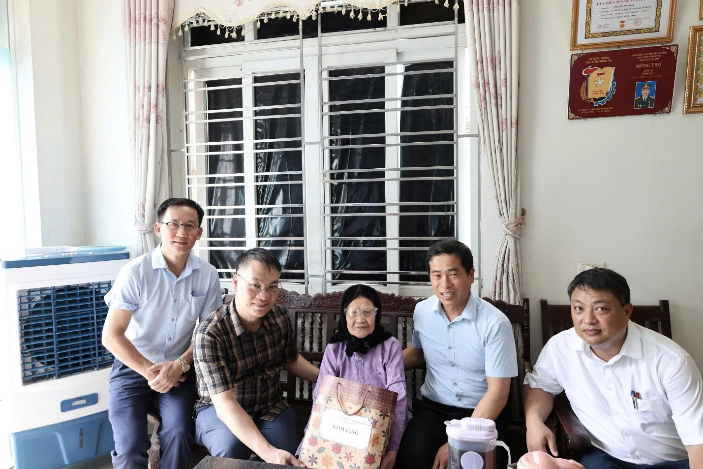 Lãnh đạo xã Mê Linh thăm, tặng quà tri ân người có công nhân kỷ niệm 78 năm Ngày Thương binh - Liệt sĩ