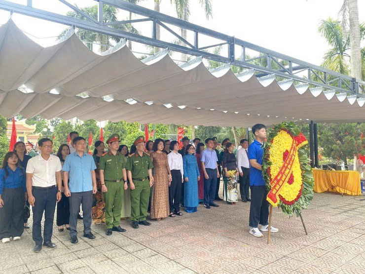 Phường Ô Chợ Dừa dâng hương tưởng niệm tri ân anh hùng liệt sĩ nhân kỷ niệm 78 năm Ngày Thương binh - Liệt sĩ