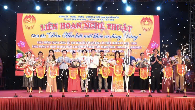 Xã Dân Hòa rực sáng đêm liên hoan nghệ thuật chào mừng thành công Đại hội Đảng bộ xã lần thứ I