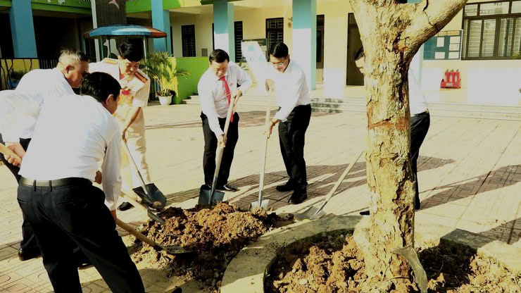 Xã Dân Hoà ra quân tổng vệ sinh môi trường: Lan tỏa phong trào “Sáng - Xanh - Sạch - Đẹp” từ mỗi thôn xóm