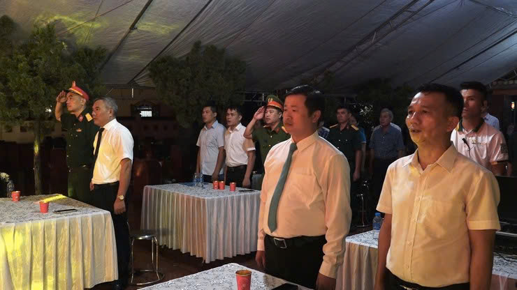 Xã Dân Hòa tổ chức lễ thắp nến tri ân: Sáng mãi truyền thống “Uống nước nhớ nguồn” trên quê hương anh hùng