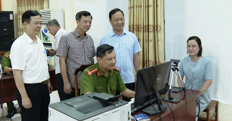 Xã Ứng Hòa triển khai đổi thẻ đảng viên cho hơn 2.400 đảng viên: Huy động lực lượng làm việc đến 23h, đảm bảo tiến độ và tính chính xác