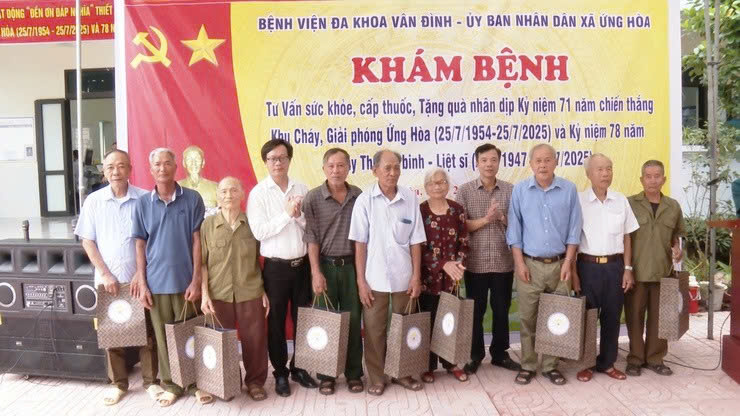 Xã Ứng Hòa tổ chức khám sức khỏe miễn phí và trao quà tri ân hơn 300 đối tượng chính sách