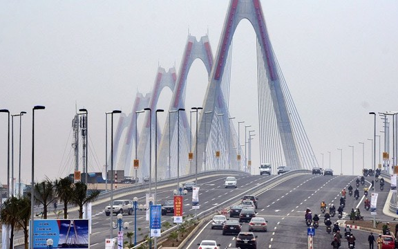 Điều chỉnh giao thông ban đêm trên cầu Nhật Tân để thi công lắp đặt giá long môn
