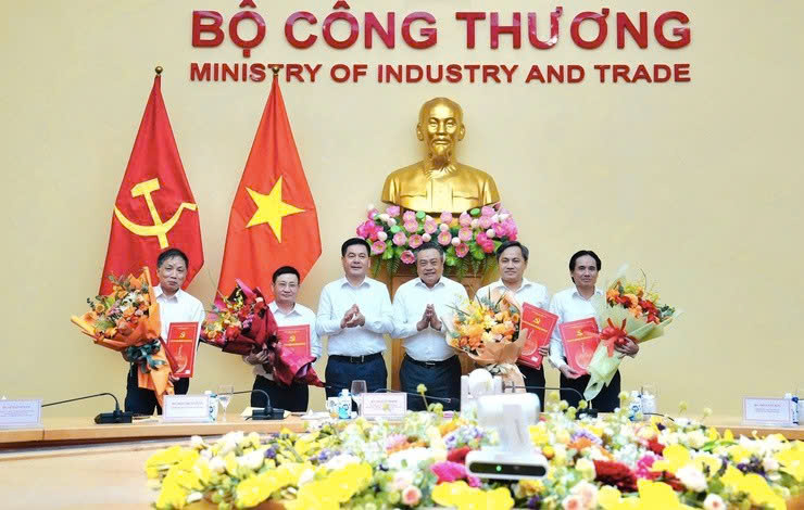 Hà Nội chuyển giao 4 tổ chức Đảng về Bộ Công Thương: Bảo đảm thống nhất lãnh đạo, đồng bộ nhiệm vụ chính trị