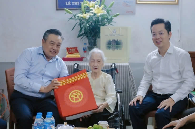 Chủ tịch UBND thành phố Trần Sỹ Thanh thăm, tặng quà người có công nhân kỷ niệm 78 năm Ngày Thương binh - Liệt sĩ