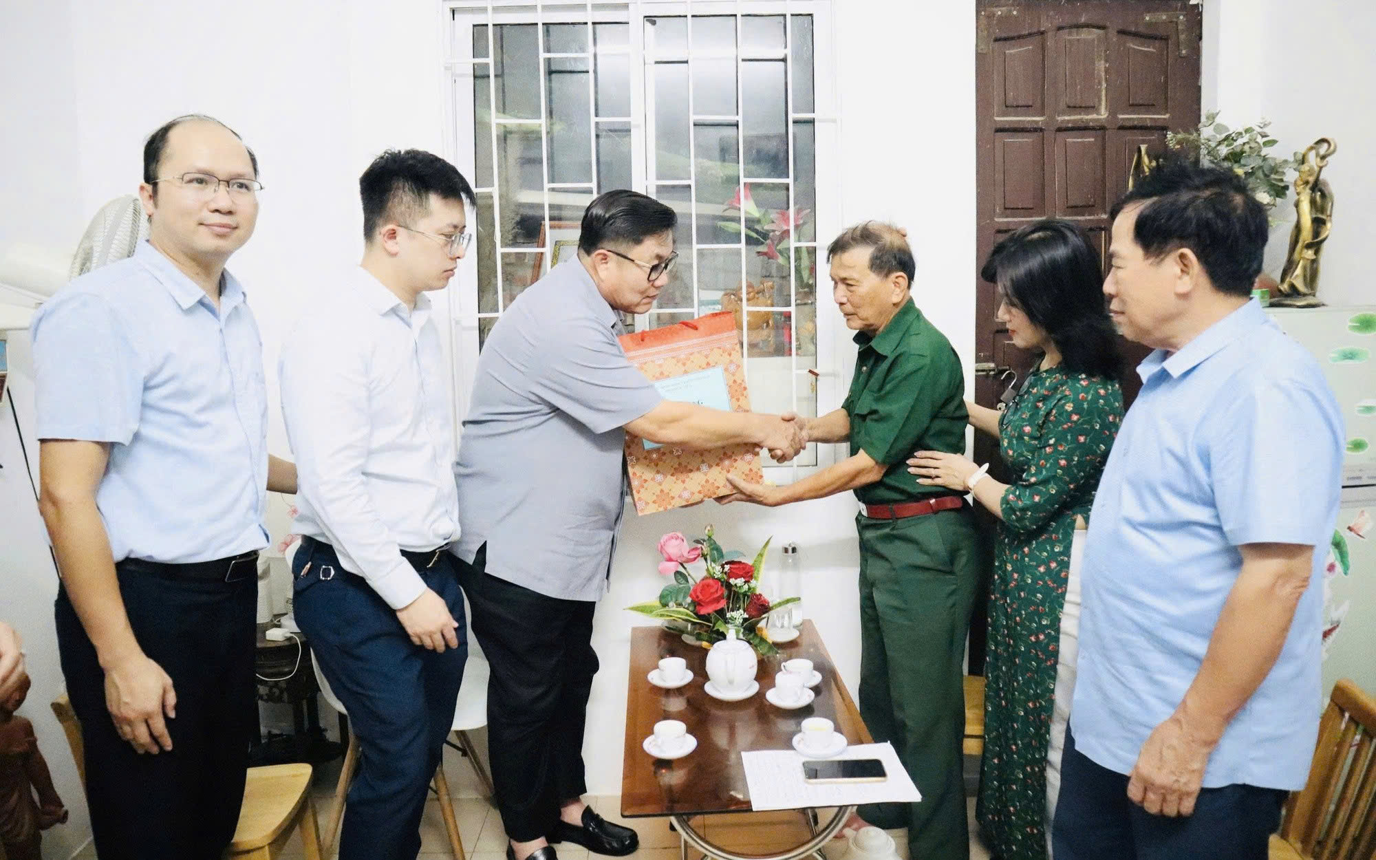 Phường Từ Liêm lan tỏa đạo lý “Uống nước nhớ nguồn” qua hoạt động tri ân gia đình chính sách