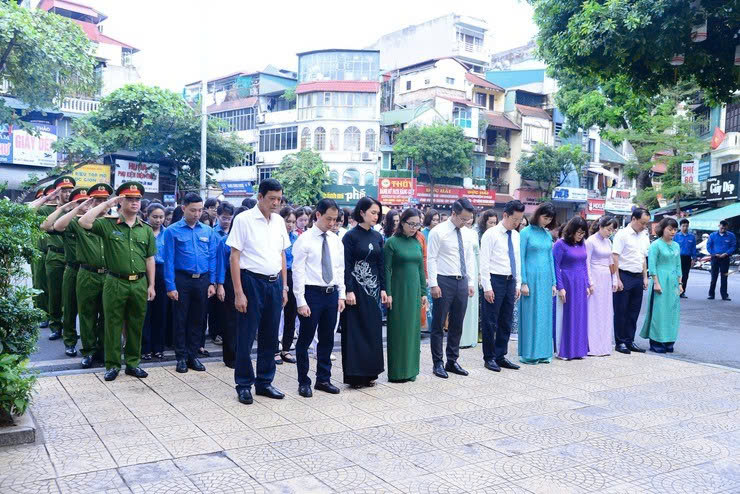 Phường Hoàn Kiếm dâng hương tưởng niệm anh hùng liệt sĩ tại các nhà bia trên địa bàn