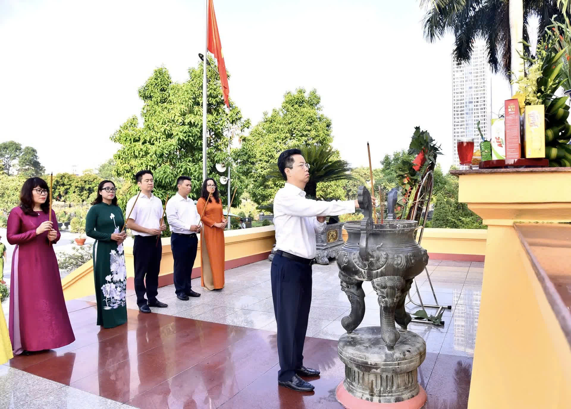 Phường Hoàn Kiếm thành kính dâng hương tri ân các anh hùng, liệt sĩ nhân kỷ niệm 80 năm Quốc khánh