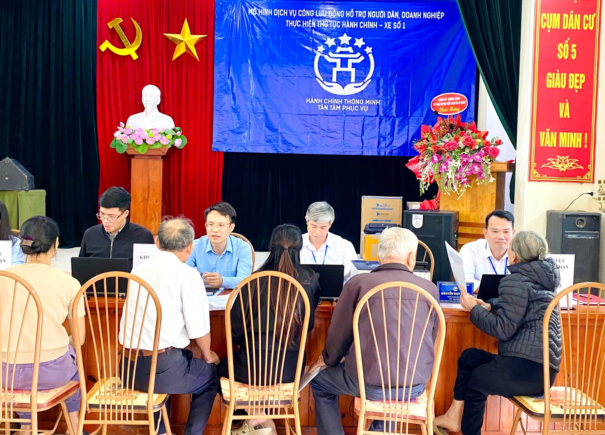 Dịch vụ công lưu động thành phố hỗ trợ cá nhân, doanh nghiệp thực hiện thủ tục hành chính tại xã Ô Diên