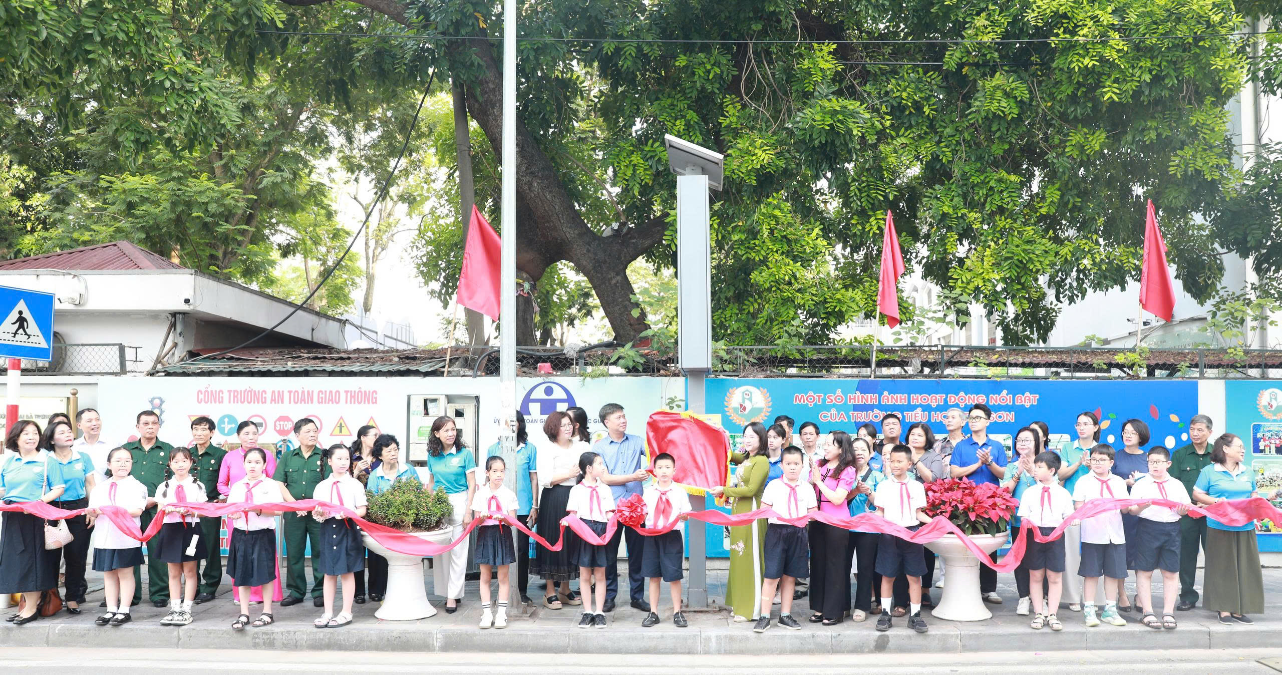 Phường Hai Bà Trưng ra mắt “Tuyến phố nở hoa”: Không gian xanh lan tỏa từ cộng đồng