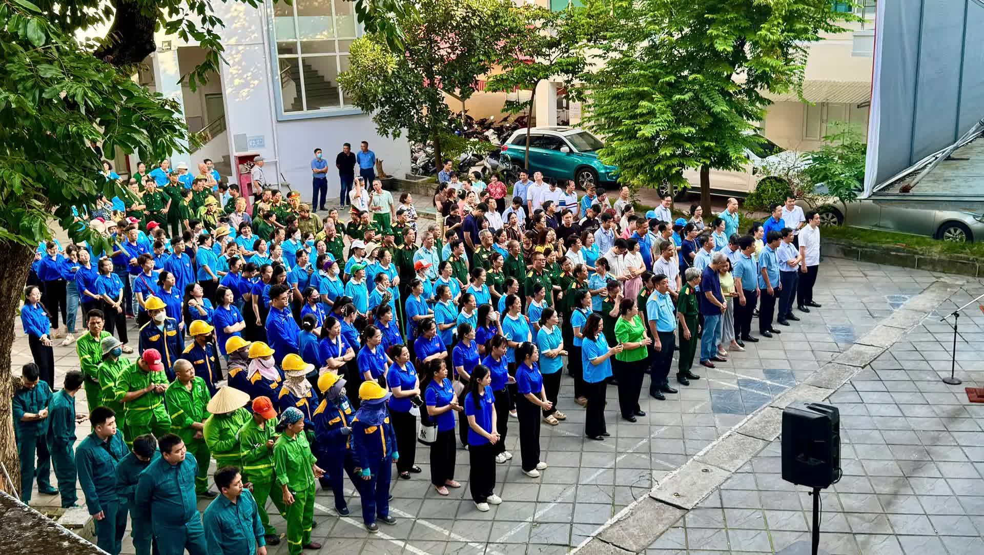 Phường Nghĩa Đô ra quân tổng vệ sinh môi trường: Khẳng định quyết tâm xây dựng đô thị “Sáng - Xanh - Sạch - Đẹp”
