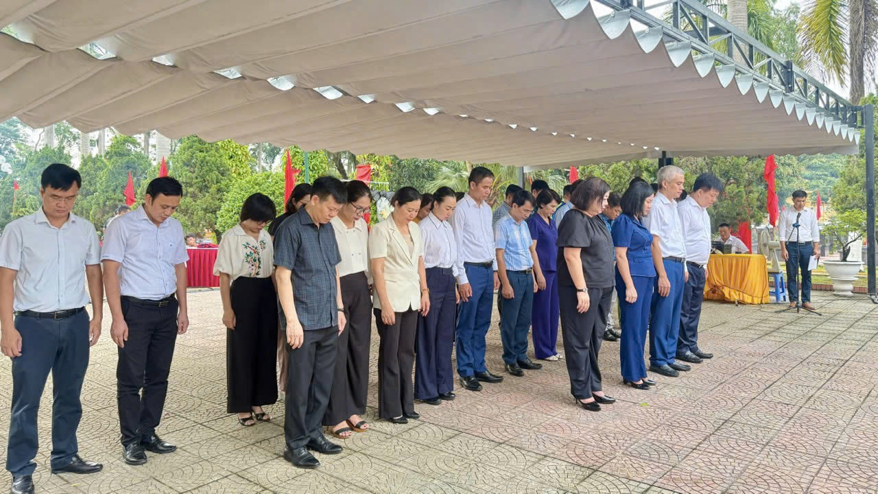 Phường Nghĩa Đô dâng hương tri ân nhân kỷ niệm 78 năm Ngày Thương binh - Liệt sĩ, khẳng định đạo lý “Uống nước nhớ nguồn”