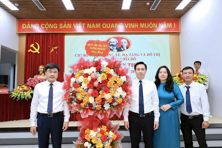 Chi bộ Phòng Kinh tế, Hạ tầng và Đô thị phường Nghĩa Đô tổ chức Đại hội nhiệm kỳ mới, khẳng định quyết tâm xây dựng chính quyền đô thị hiện đại