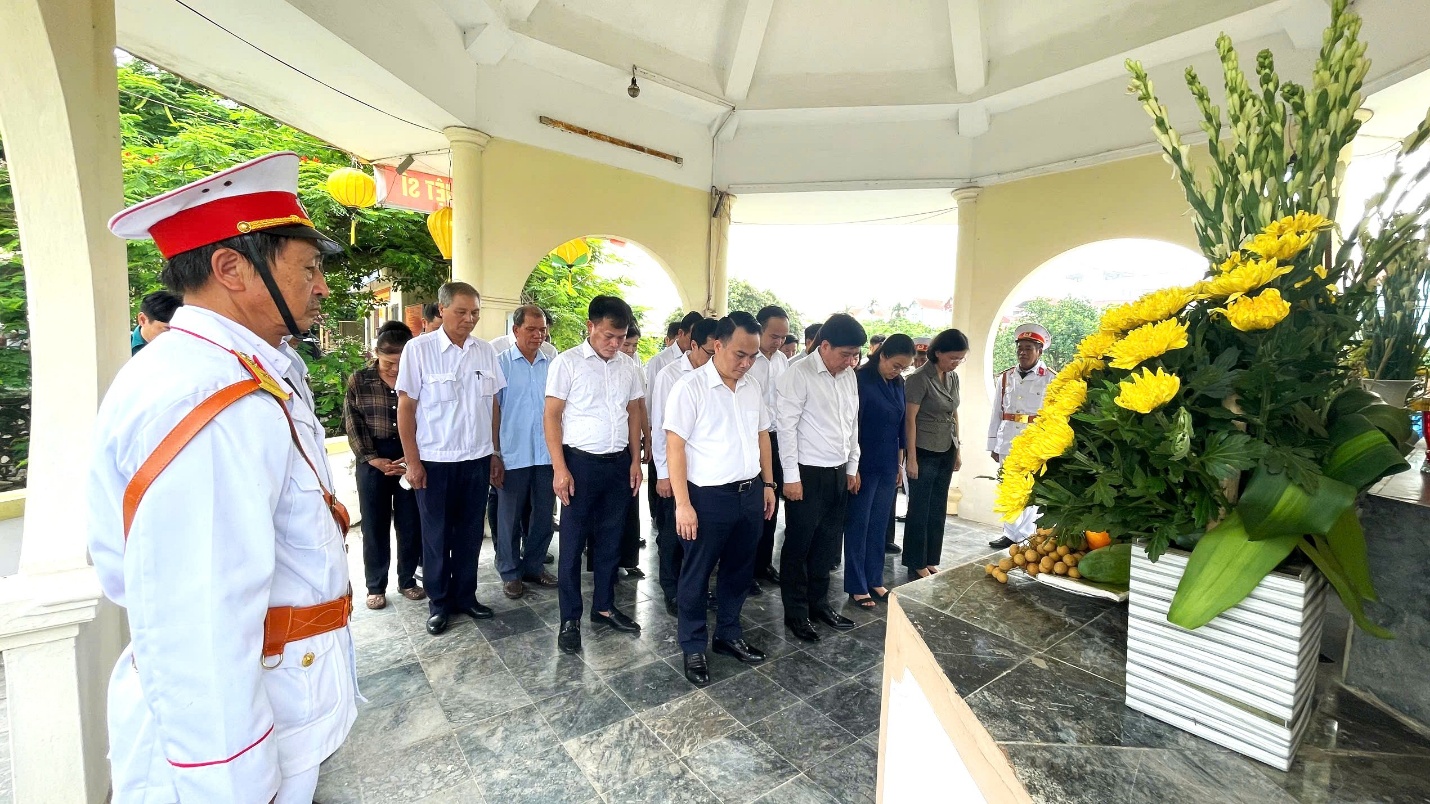 Lãnh đạo phường Tây Tựu dâng hương tri ân các Anh hùng liệt sĩ nhân kỷ niệm 78 năm Ngày Thương binh - Liệt sĩ