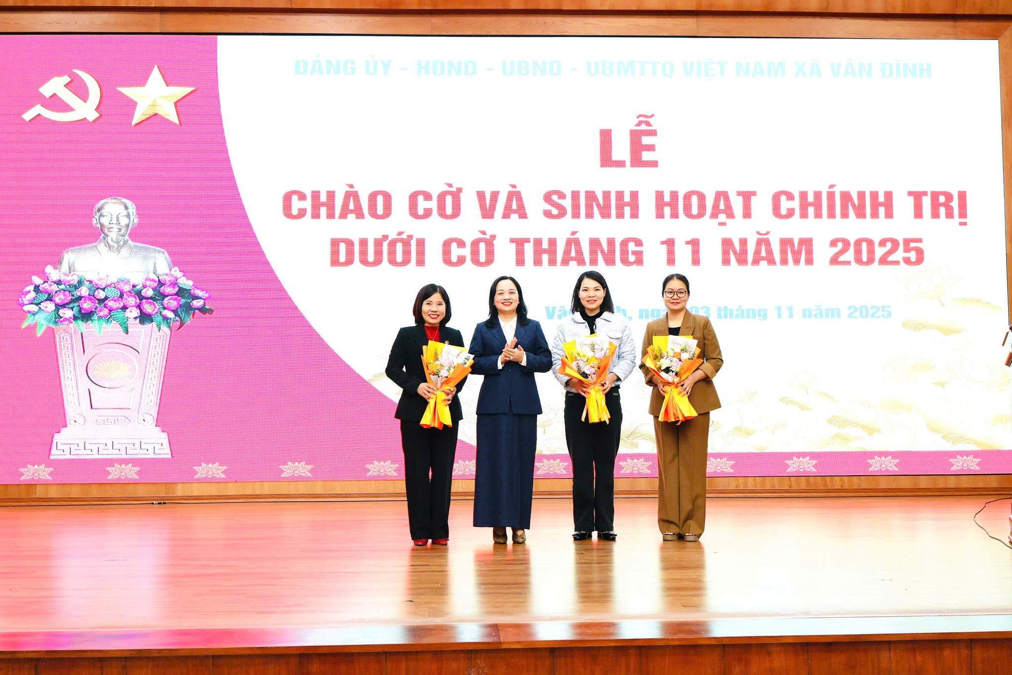 Xã Vân Đình tổ chức sinh hoạt chính trị dưới cờ tháng 11-2025