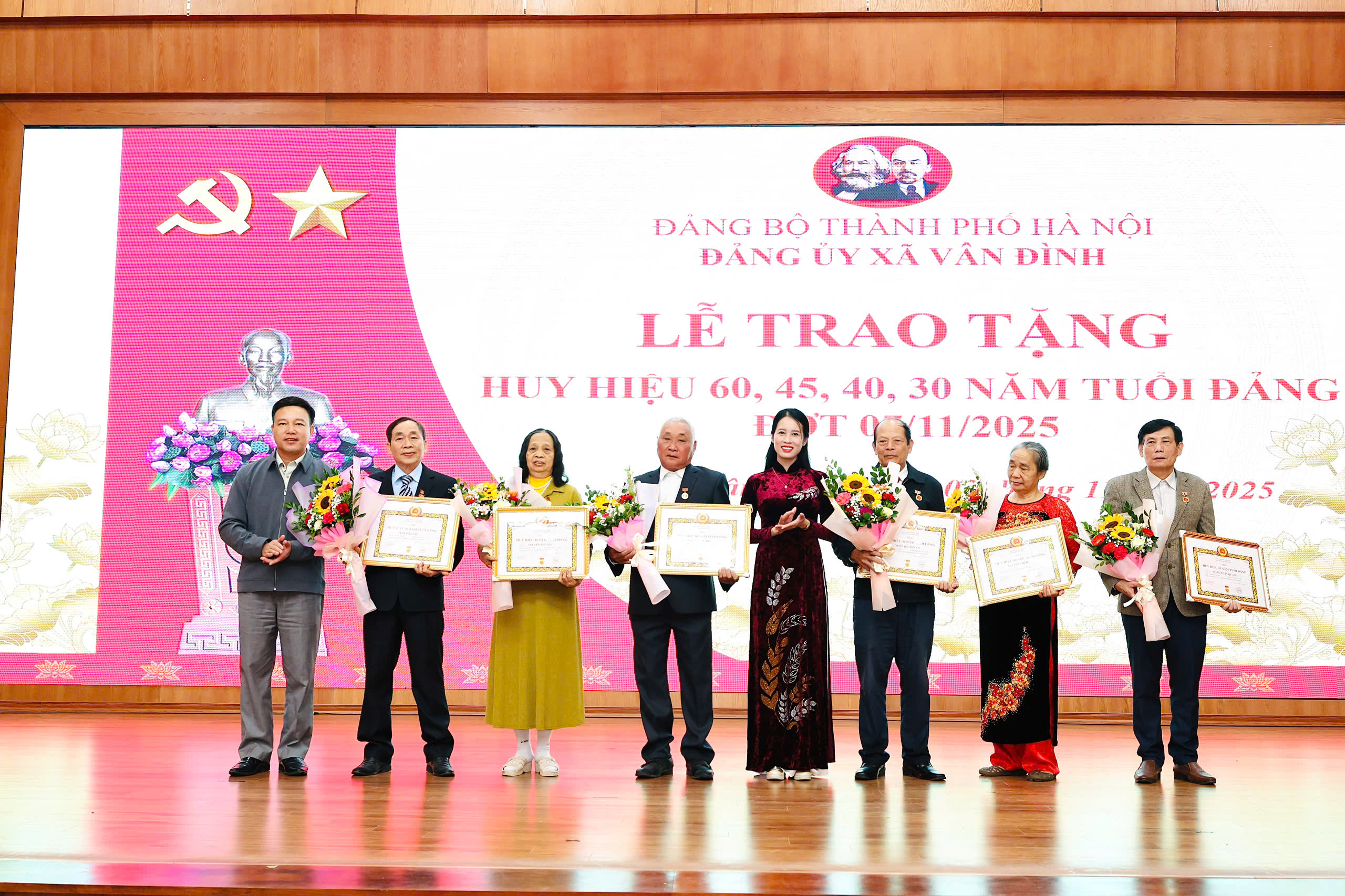 Xã Vân Đình tổ chức trao tặng Huy hiệu Đảng đợt 7-11