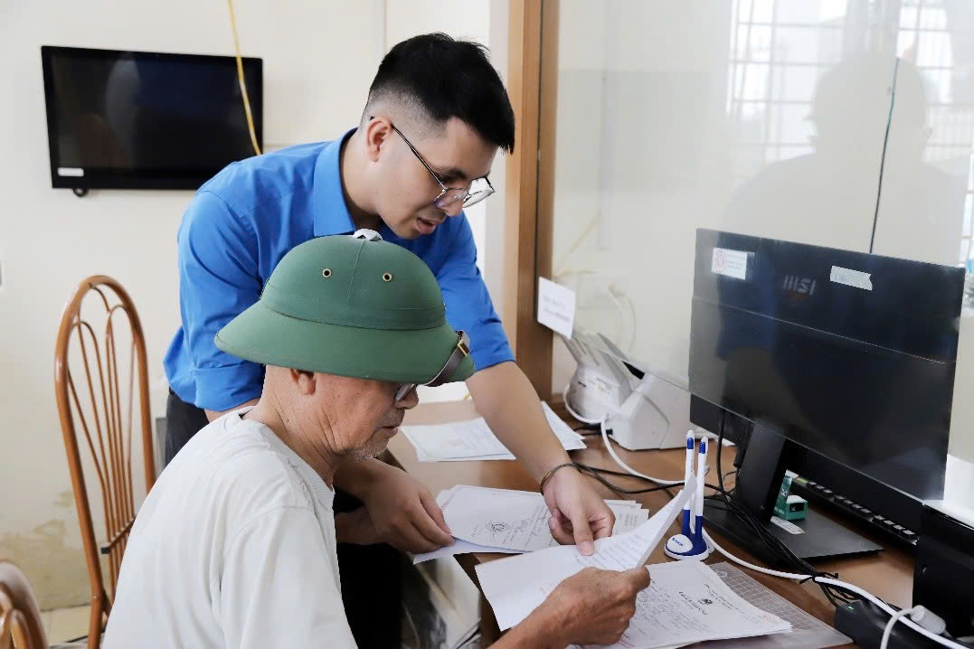 Tuổi trẻ xã Thượng Phúc xung kích hỗ trợ người dân tiếp cận chính quyền số