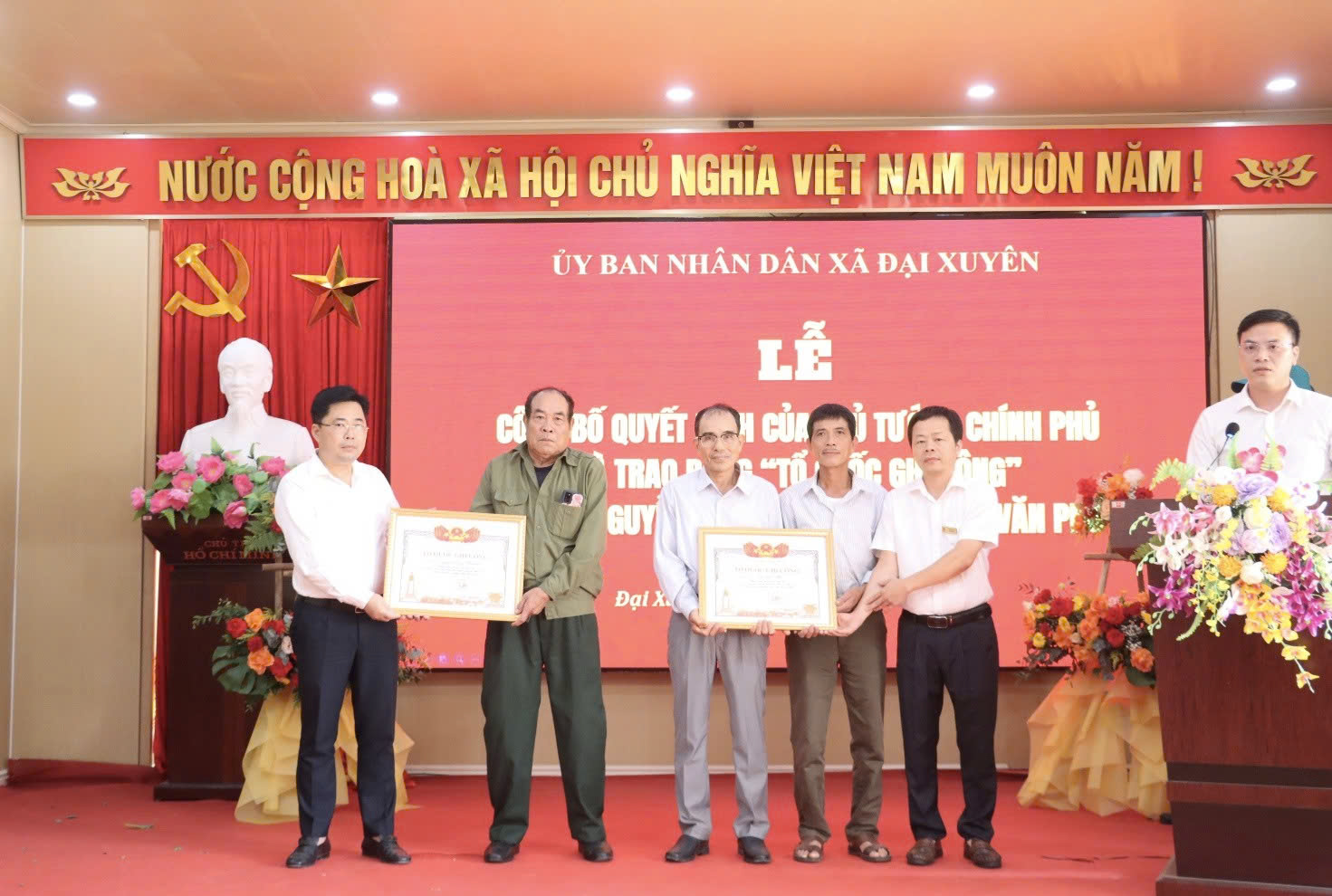 Xã Đại Xuyên trang trọng trao Bằng “Tổ quốc ghi công” cho hai liệt sĩ Nguyễn Duy Thênh và Vũ Văn Phổ