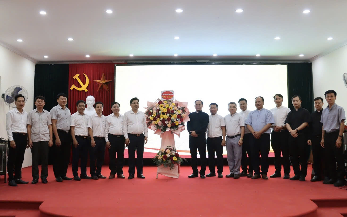 Giáo phận Hà Nội chúc mừng Đảng bộ, chính quyền và nhân dân xã Đại Xuyên nhân dịp thành lập sau sáp nhập