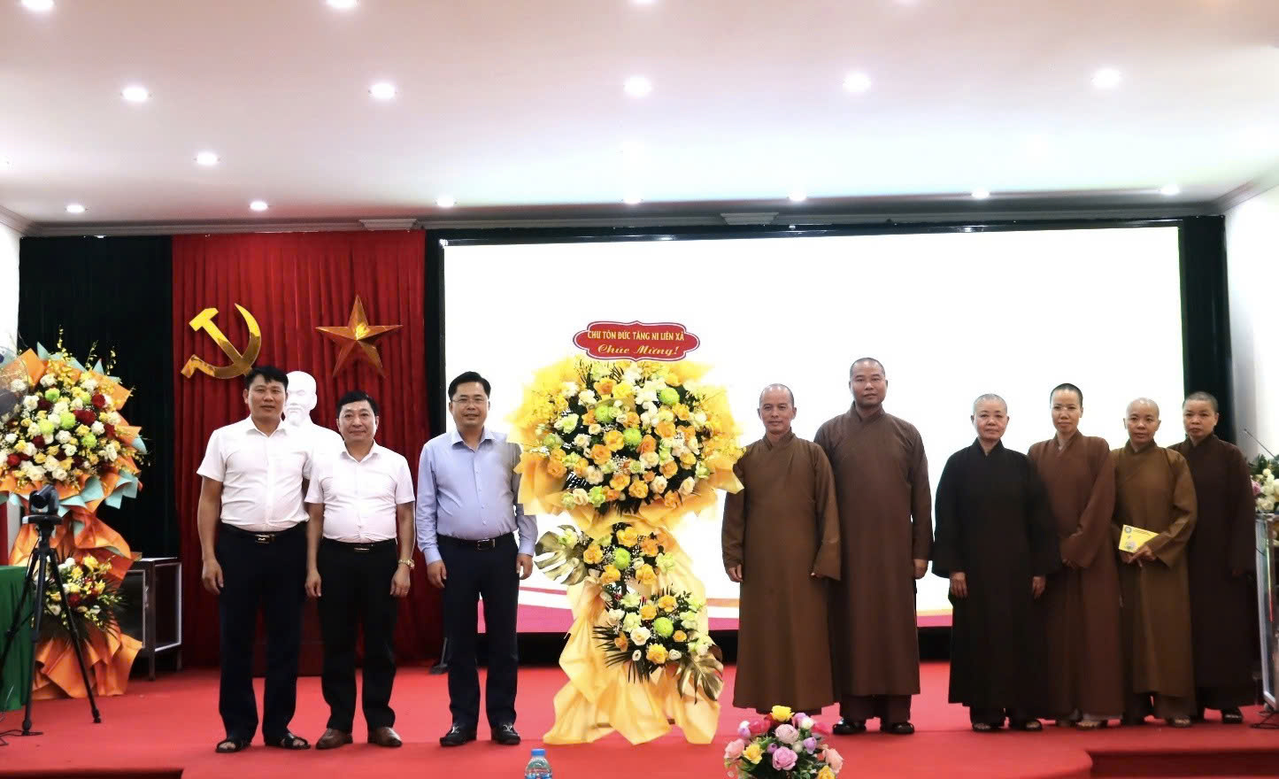 Chư tôn đức tăng ni chúc mừng xã Đại Xuyên vận hành mô hình chính quyền địa phương hai cấp
