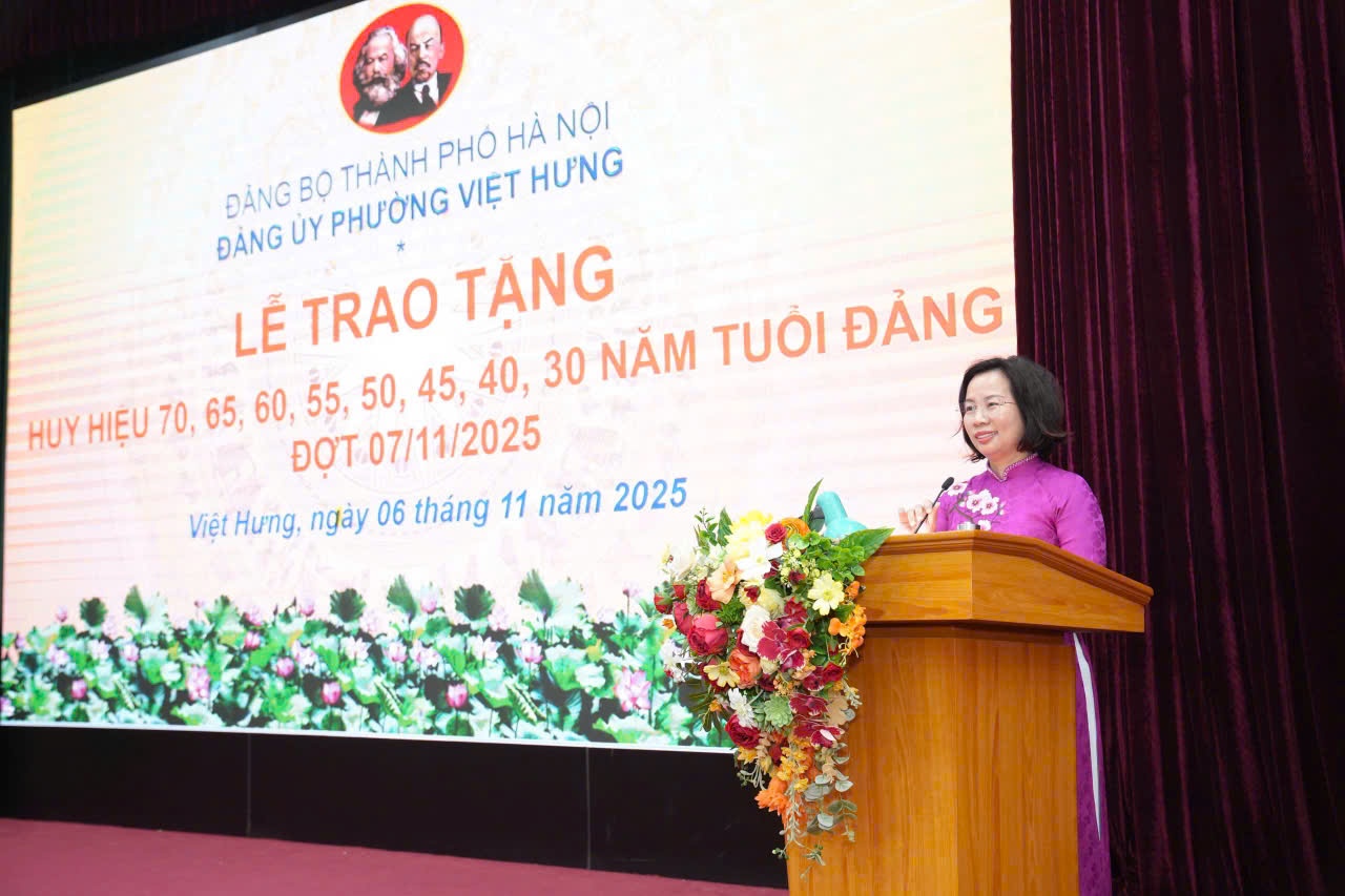 Phường Việt Hưng trang trọng trao Huy hiệu Đảng: Tôn vinh bản lĩnh, trí tuệ và những cống hiến bền bỉ của các thế hệ đảng viên