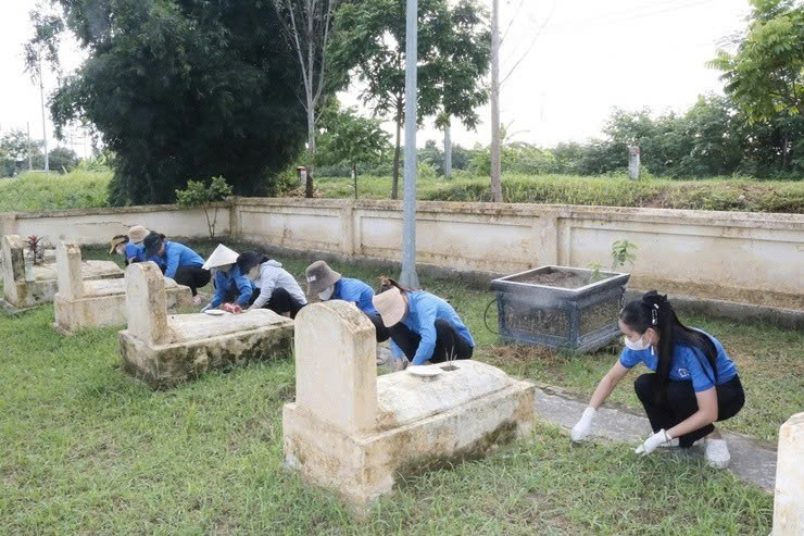 Tuổi trẻ Quảng Bị ra quân chỉnh trang nghĩa trang liệt sĩ, tri ân các anh hùng đã hy sinh vì Tổ quốc