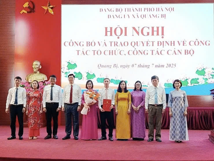 Đảng ủy xã Quảng Bị trao quyết định thành lập các cơ quan trực thuộc, quán triệt nhiệm vụ trọng tâm tháng 7