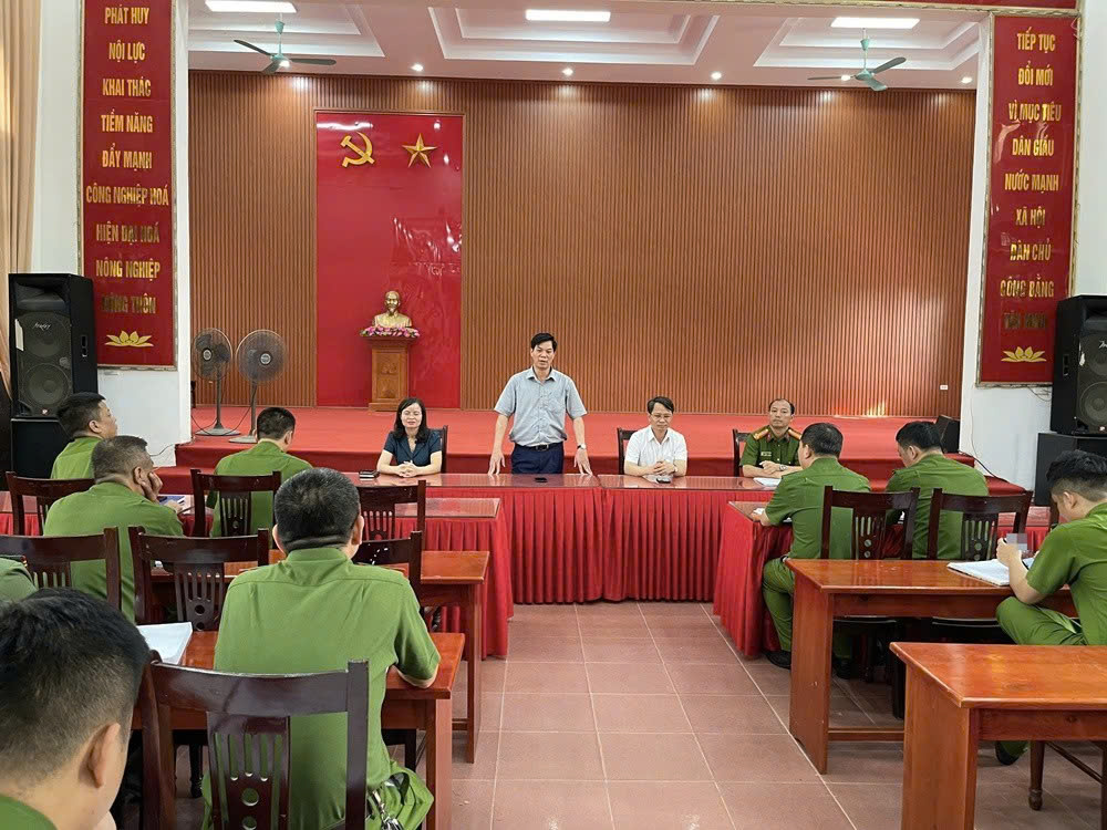 Lãnh đạo xã Quảng Bị thăm, động viên lực lượng Công an sau khi chính quyền địa phương hai cấp đi vào hoạt động