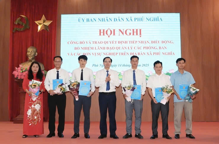 Xã Phú Nghĩa công bố quyết định bổ nhiệm lãnh đạo các phòng, ban và đơn vị sự nghiệp sau sắp xếp hành chính