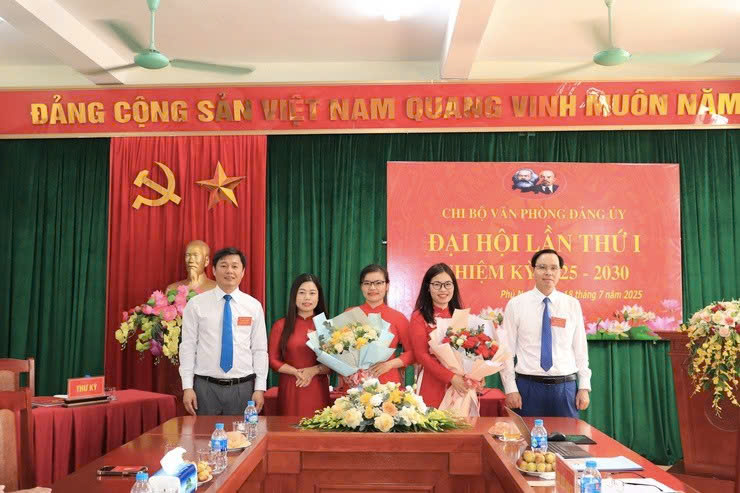 Chi bộ Văn phòng Đảng ủy xã Phú Nghĩa: Xây dựng tổ chức trong sạch, vững mạnh, tiên phong trong chuyển đổi số