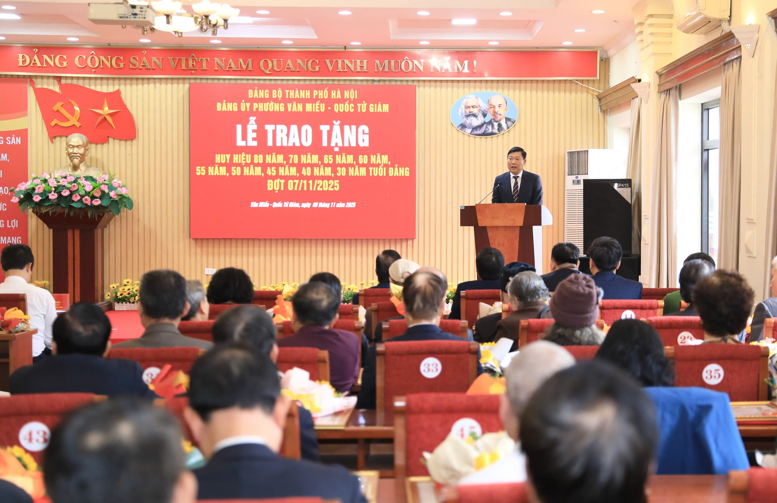 Trưởng Ban Nội chính Thành uỷ Hà Nội trao Huy hiệu Đảng tại phường Văn Miếu - Quốc Tử Giám: Tỏa sáng khí phách người đảng viên kiên trung