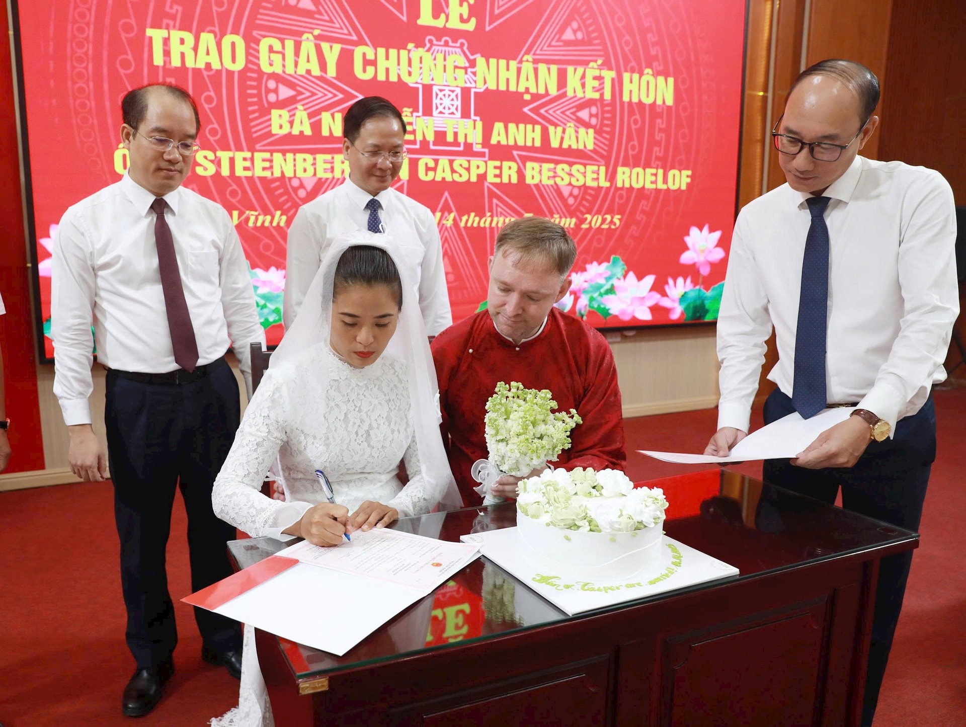Phường Vĩnh Hưng tổ chức lễ đăng ký kết hôn có yếu tố nước ngoài đầu tiên
