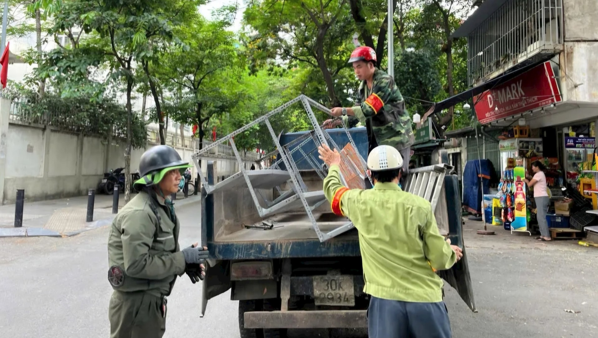 Phường Nghĩa Đô ra quân chỉnh trang đô thị, lập lại trật tự kỷ cương trên các tuyến phố trọng điểm