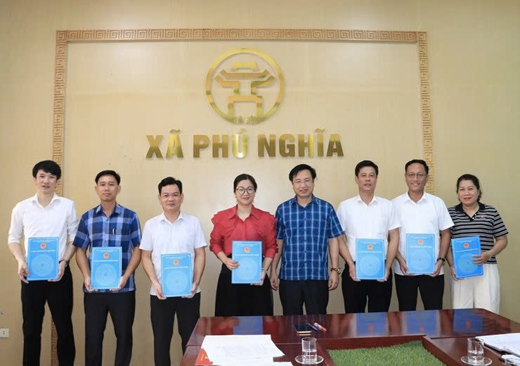 Xã Phú Nghĩa trao quyết định công tác cán bộ, triển khai nhiệm vụ trọng tâm trong giai đoạn vận hành chính quyền địa phương hai cấp