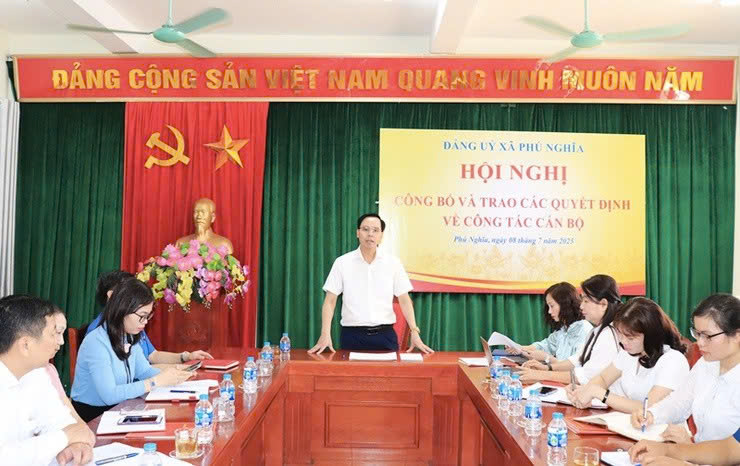Đảng ủy xã Phú Nghĩa công bố các quyết định công tác cán bộ, kiện toàn tổ chức hệ thống chính trị trong giai đoạn mới