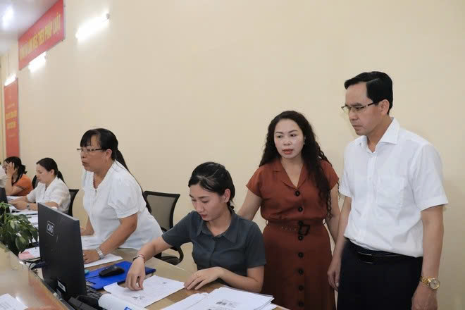 Bí thư Đảng ủy xã Phú Nghĩa kiểm tra hoạt động Điểm phục vụ hành chính công: Quyết liệt khắc phục khó khăn, nâng cao hiệu quả phục vụ nhân dân