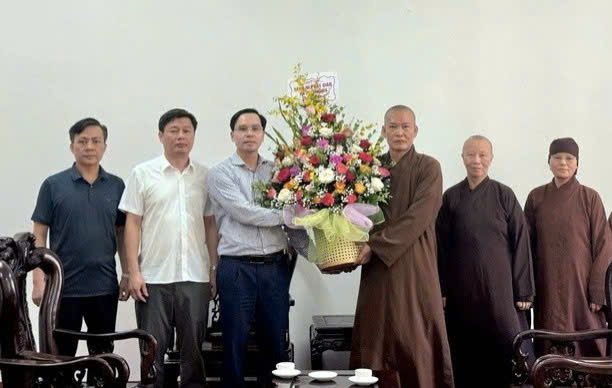 Tăng ni, Phật tử chúc mừng Đảng bộ, chính quyền xã Phú Nghĩa sau sắp xếp đơn vị hành chính