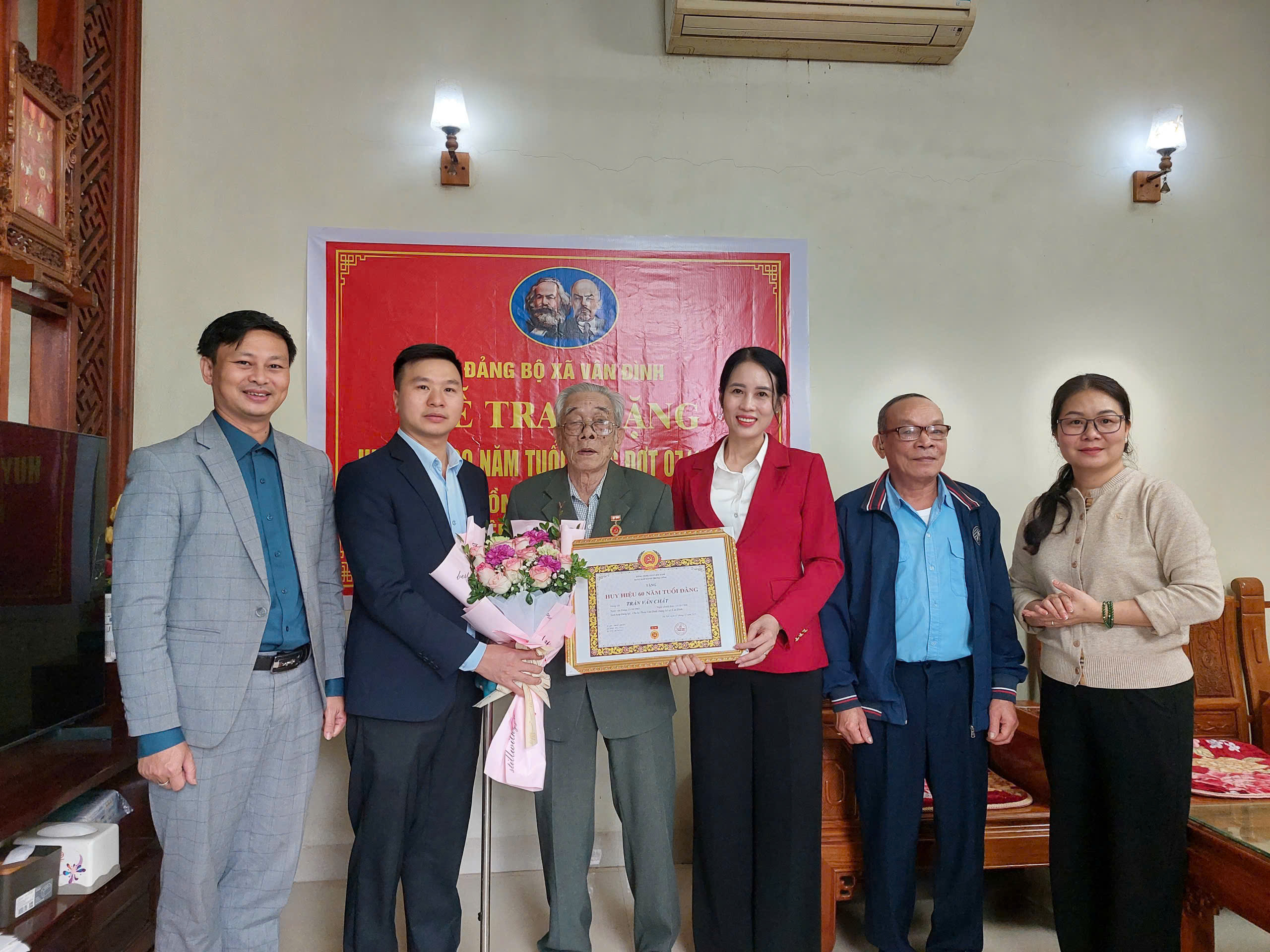 Xã Vân Đình trao Huy hiệu Đảng tặng đảng viên cao niên
