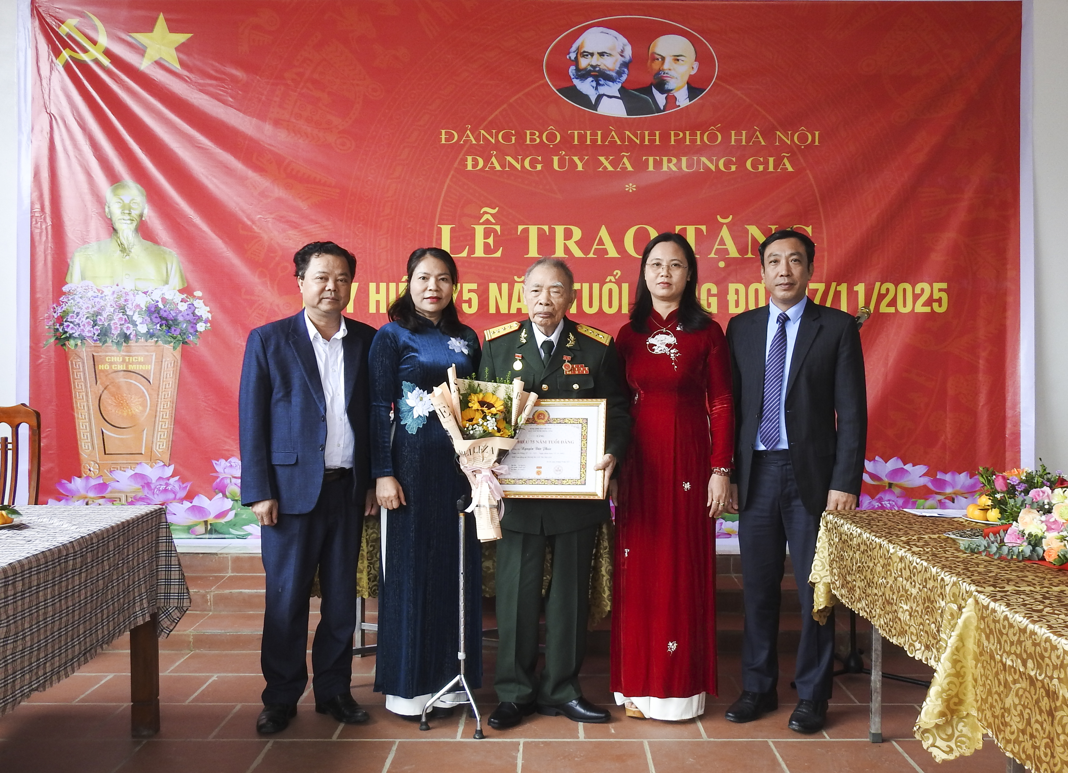 Đảng ủy xã Trung Giã tổ chức Lễ trao tặng Huy hiệu 75 năm tuổi Đảng đợt 07-11-2025