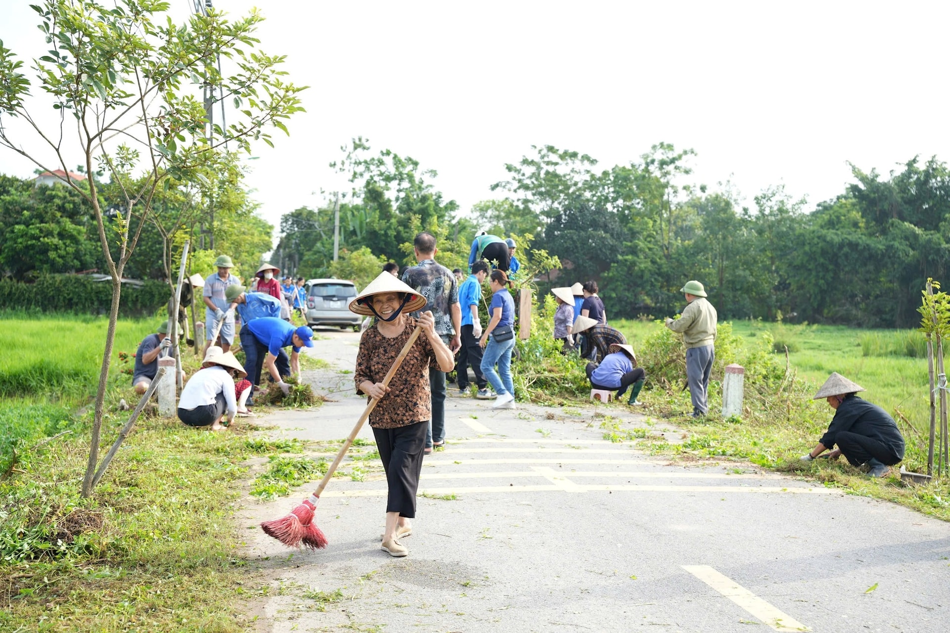 Phường Sơn Tây ra quân tổng vệ sinh môi trường, lan tỏa tinh thần sống xanh - sạch - đẹp