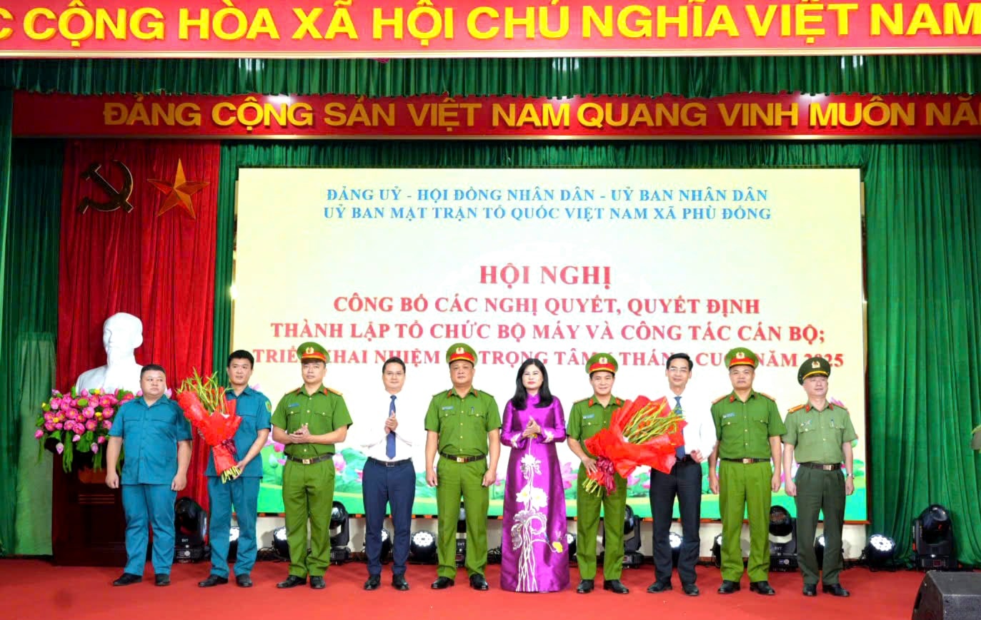 Xã Phù Đổng công bố các nghị quyết, quyết định về tổ chức bộ máy và công tác cán bộ