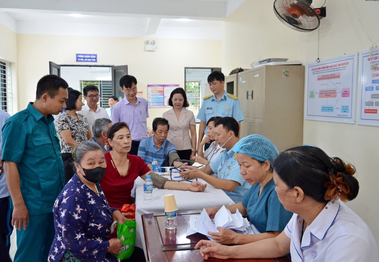 Phường Tùng Thiện phối hợp Học viện Phòng không - Không quân khám, cấp thuốc miễn phí tri ân người có công