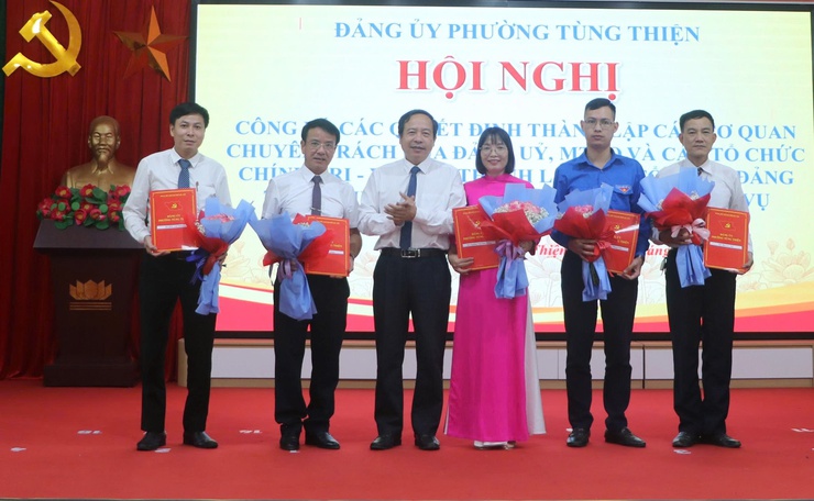 Phường Tùng Thiện công bố các quyết định tổ chức, nhân sự và triển khai kế hoạch Đại hội Đảng bộ lần thứ I