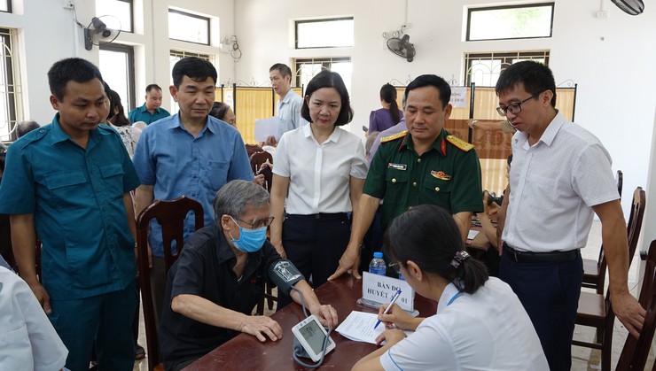 Phường Tùng Thiện tổ chức khám, tư vấn sức khỏe và cấp thuốc miễn phí tri ân người có công
