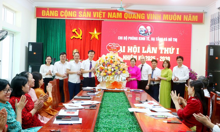 Các chi bộ cơ quan phường Tùng Thiện tổ chức Đại hội lần thứ I: Khẳng định vai trò hạt nhân lãnh đạo trong giai đoạn mới