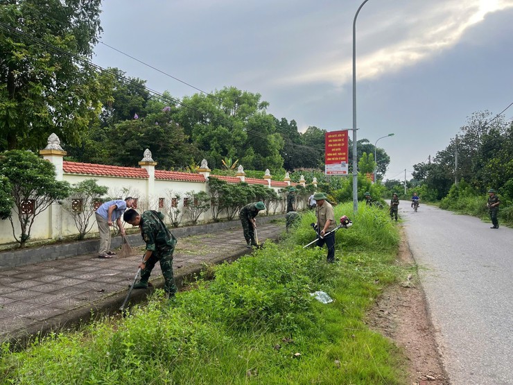Tuổi trẻ phường Tùng Thiện ra quân tổng vệ sinh môi trường, lan tỏa tinh thần sống xanh - sạch - đẹp