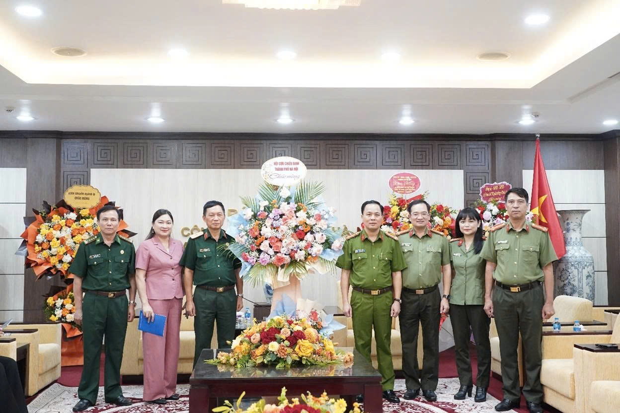 Ban Nội chính Thành ủy và Hội Cựu chiến binh Hà Nội thăm, chúc mừng Công an Thủ đô: Khẳng định vị thế “lá chắn thép” trong 80 năm truyền thống Công an nhân dân