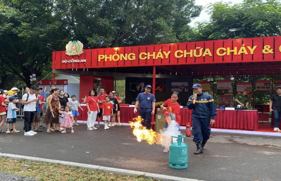 Hà Nội sôi động “Ngày hội bình yên”: Người dân hào hứng trải nghiệm kỹ năng PCCC&CNCH tại phố Đinh Tiên Hoàng