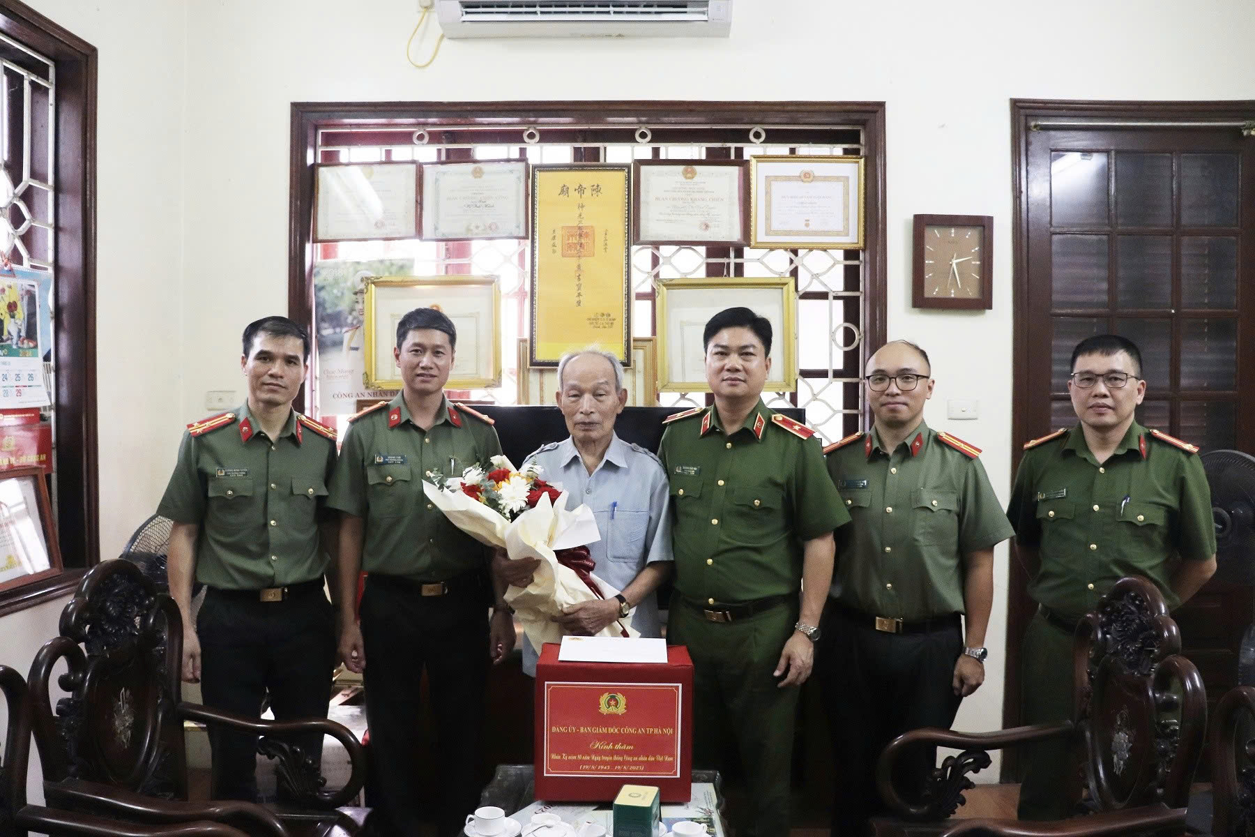Công an Hà Nội tri ân các thế hệ lãnh đạo: Gắn kết truyền thống, tiếp bước tương lai
